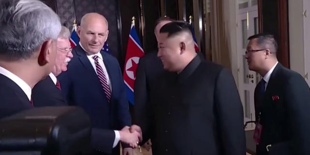 &Ocirc;ng Kim Jong-un từng đ&ecirc;̀ nghị chụp ảnh chung với c&ocirc;́ v&acirc;́n an ninh qu&ocirc;́c gia Mỹ - 1