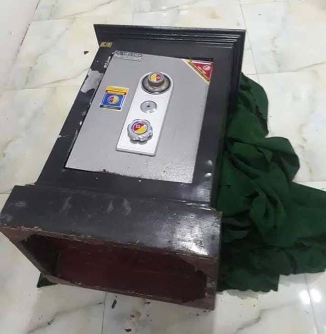 Nh&oacute;m đối tượng liều lĩnh đột nhập gi&aacute;o đường trộm tiền - 1