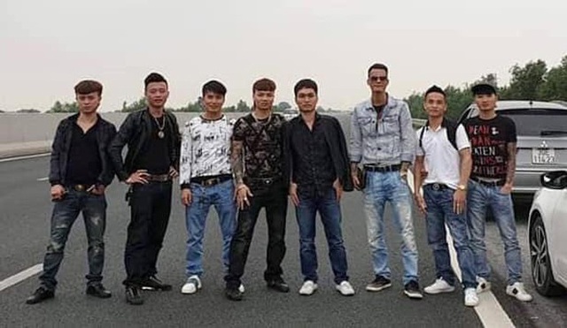 Cục CSGT phạt nguội nhóm Khá “bảnh” dàn hàng chụp ảnh trên đường cao tốc - 1 Cục CSGT phạt nguội nhóm Khá “bảnh” dàn hàng chụp ảnh trên đường cao tốc - 1