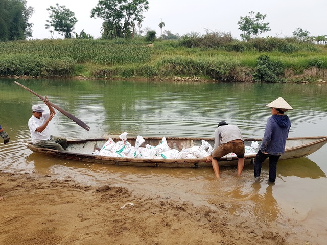 Đắp đập tạm ngăn sông Quảng Huế