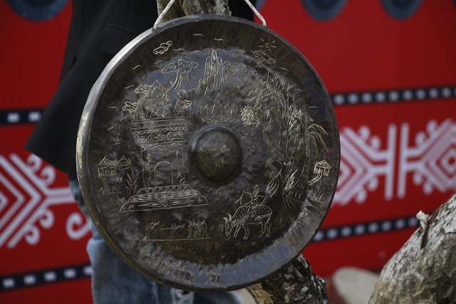 Độc lạ màn trình diễn đúc cồng chiêng Êđê - 9 Độc lạ màn trình diễn đúc cồng chiêng Êđê - 9