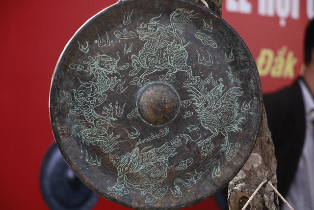 Độc lạ màn trình diễn đúc cồng chiêng Êđê - 10 Độc lạ màn trình diễn đúc cồng chiêng Êđê - 10