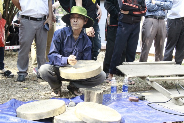 Độc lạ màn trình diễn đúc cồng chiêng Êđê - 7 Độc lạ màn trình diễn đúc cồng chiêng Êđê - 7