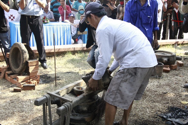 Độc lạ màn trình diễn đúc cồng chiêng Êđê - 4 Độc lạ màn trình diễn đúc cồng chiêng Êđê - 4