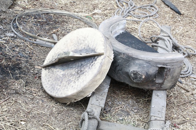 Độc lạ màn trình diễn đúc cồng chiêng Êđê - 5 Độc lạ màn trình diễn đúc cồng chiêng Êđê - 5