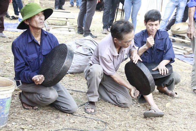 Độc lạ màn trình diễn đúc cồng chiêng Êđê - 8 Độc lạ màn trình diễn đúc cồng chiêng Êđê - 8