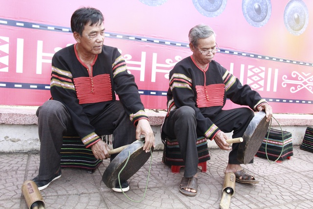 Độc lạ màn trình diễn đúc cồng chiêng Êđê - 1 Độc lạ màn trình diễn đúc cồng chiêng Êđê - 1