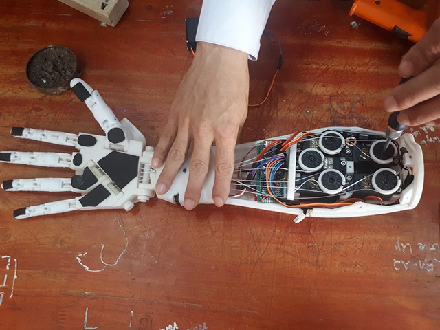 Hai nam sinh lớp 12 chế tạo cánh tay robot điều khiển bằng giọng nói - 3