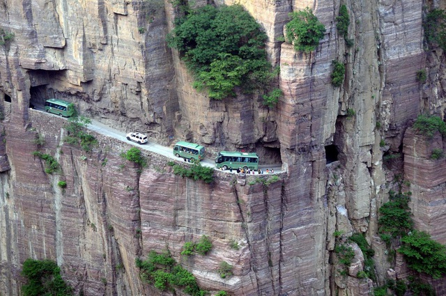 Trung Quốc: Đường hầm xuyên núi dài 1,2km được đào bằng tay suốt 5 năm - 1 Trung Quốc: Đường hầm xuyên núi dài 1,2km được đào bằng tay suốt 5 năm - 1