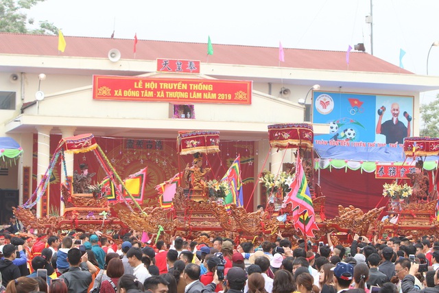 H&agrave;ng vạn người chen ch&acirc;n xem kiệu rước tượng thần ở H&agrave; Nội - 2