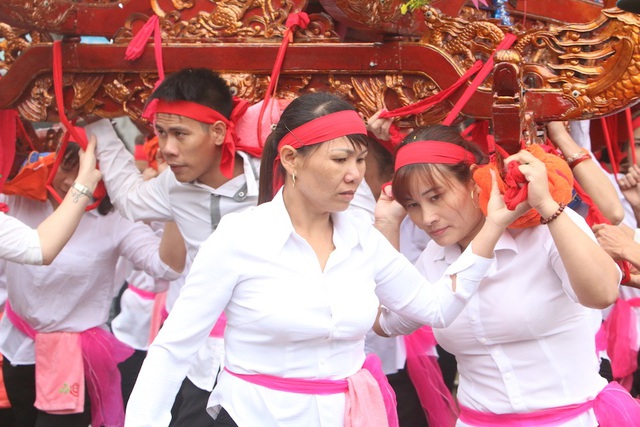 H&agrave;ng vạn người chen ch&acirc;n xem kiệu rước tượng thần ở H&agrave; Nội - 7