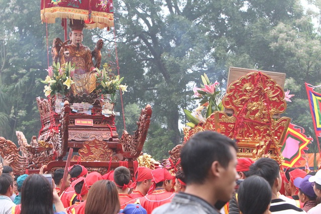 H&agrave;ng vạn người chen ch&acirc;n xem kiệu rước tượng thần ở H&agrave; Nội - 13