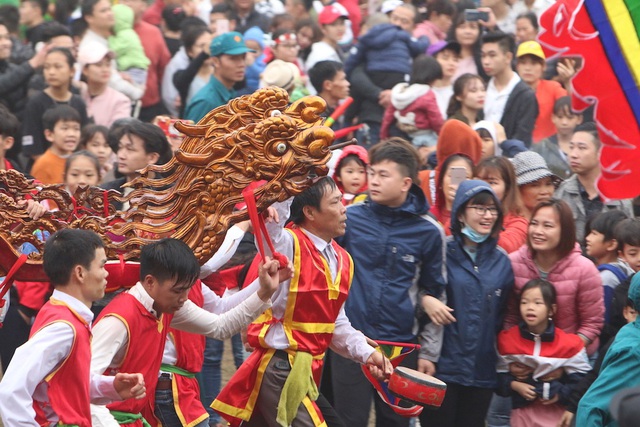 H&agrave;ng vạn người chen ch&acirc;n xem kiệu rước tượng thần ở H&agrave; Nội - 9