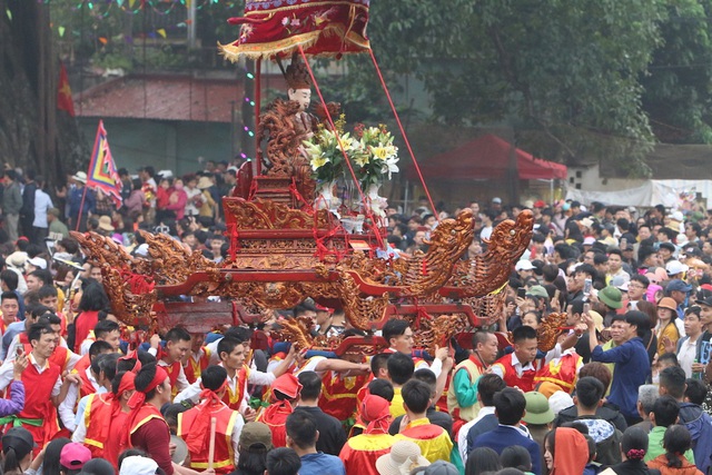 H&agrave;ng vạn người chen ch&acirc;n xem kiệu rước tượng thần ở H&agrave; Nội - 4