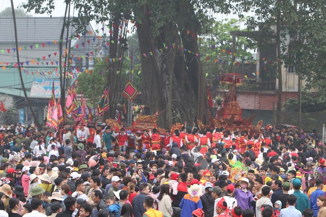 H&agrave;ng vạn người chen ch&acirc;n xem kiệu rước tượng thần ở H&agrave; Nội - 8