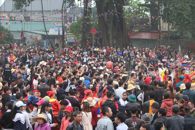 H&agrave;ng vạn người chen ch&acirc;n xem kiệu rước tượng thần ở H&agrave; Nội - 14