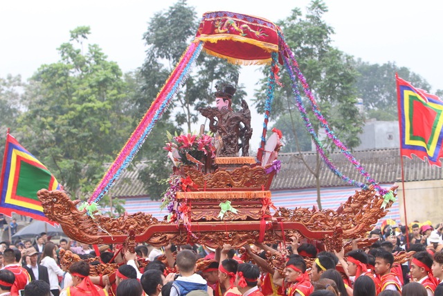 H&agrave;ng vạn người chen ch&acirc;n xem kiệu rước tượng thần ở H&agrave; Nội - 6