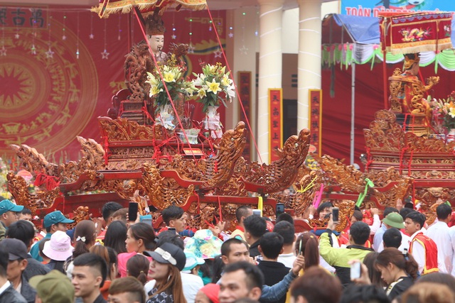 H&agrave;ng vạn người chen ch&acirc;n xem kiệu rước tượng thần ở H&agrave; Nội - 3
