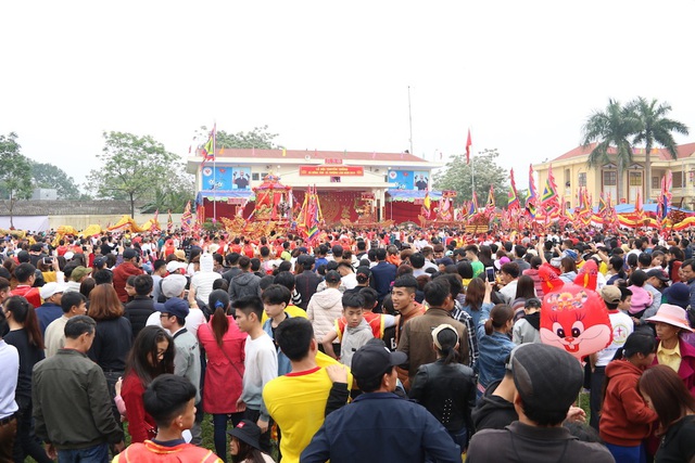 H&agrave;ng vạn người chen ch&acirc;n xem kiệu rước tượng thần ở H&agrave; Nội - 1
