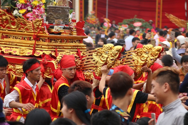 H&agrave;ng vạn người chen ch&acirc;n xem kiệu rước tượng thần ở H&agrave; Nội - 11