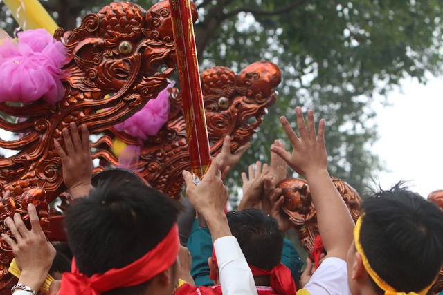 H&agrave;ng vạn người chen ch&acirc;n xem kiệu rước tượng thần ở H&agrave; Nội - 12