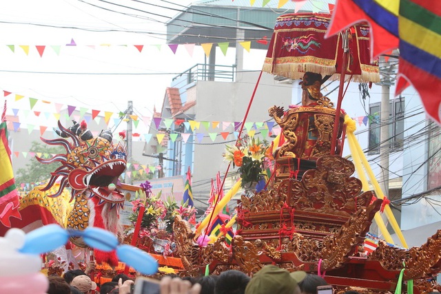 H&agrave;ng vạn người chen ch&acirc;n xem kiệu rước tượng thần ở H&agrave; Nội - 5