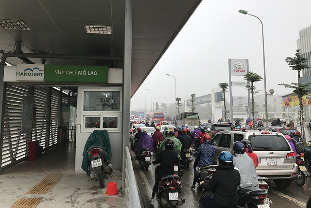 Quay cuồng trên đoạn đường tắc kinh khủng nhất Hà Nội - 20 Quay cuồng trên đoạn đường tắc kinh khủng nhất Hà Nội - 20