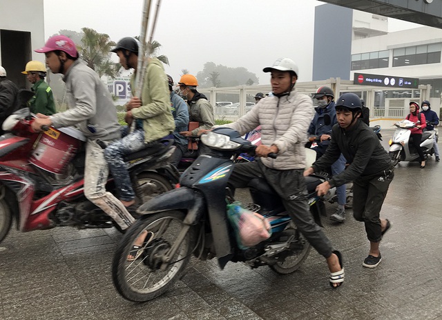 Quay cuồng trên đoạn đường tắc kinh khủng nhất Hà Nội - 12 Quay cuồng trên đoạn đường tắc kinh khủng nhất Hà Nội - 12
