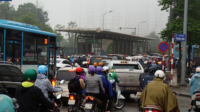 Quay cuồng trên đoạn đường tắc kinh khủng nhất Hà Nội - 17 Quay cuồng trên đoạn đường tắc kinh khủng nhất Hà Nội - 17