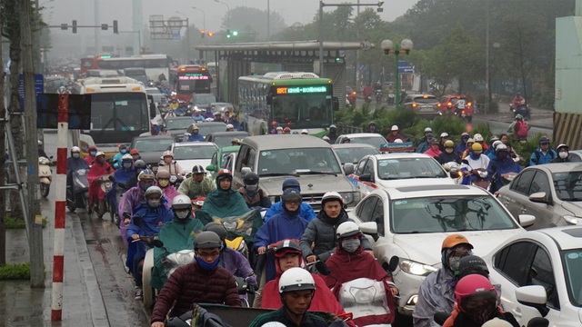 Quay cuồng trên đoạn đường tắc kinh khủng nhất Hà Nội - 21 Quay cuồng trên đoạn đường tắc kinh khủng nhất Hà Nội - 21
