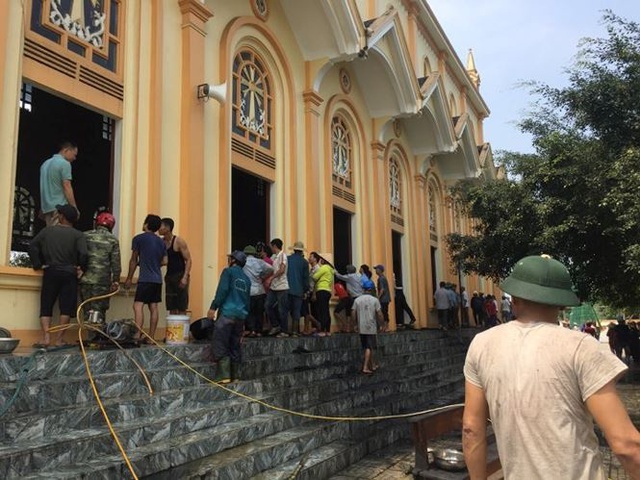 Hàng trăm người dập đám cháy lớn cứu nhà thờ - 1 Hàng trăm người dập đám cháy lớn cứu nhà thờ - 1