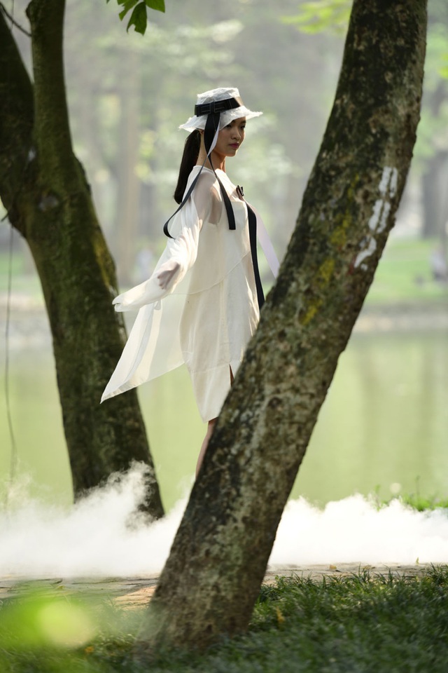 Chiêm ngưỡng lụa tơ tằm cao cấp đắt nhất Bảo Lộc biến hoá trong thời trang Thu - Đông - 4
