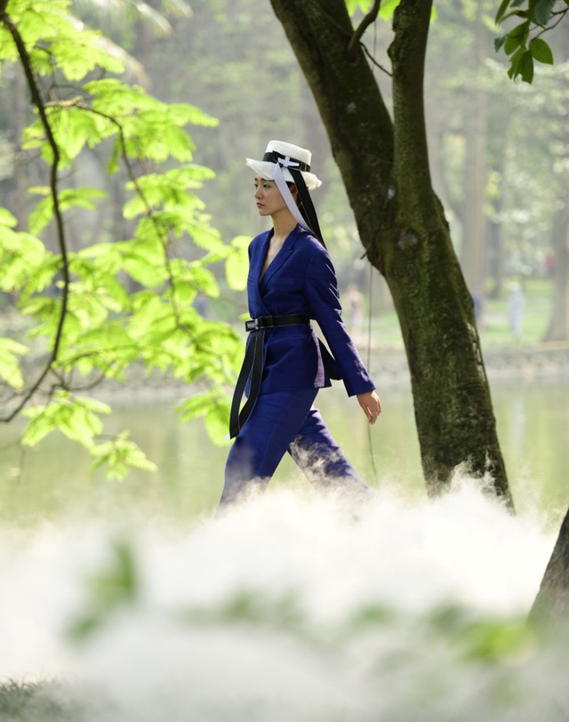 Chiêm ngưỡng lụa tơ tằm cao cấp đắt nhất Bảo Lộc biến hoá trong thời trang Thu - Đông - 8