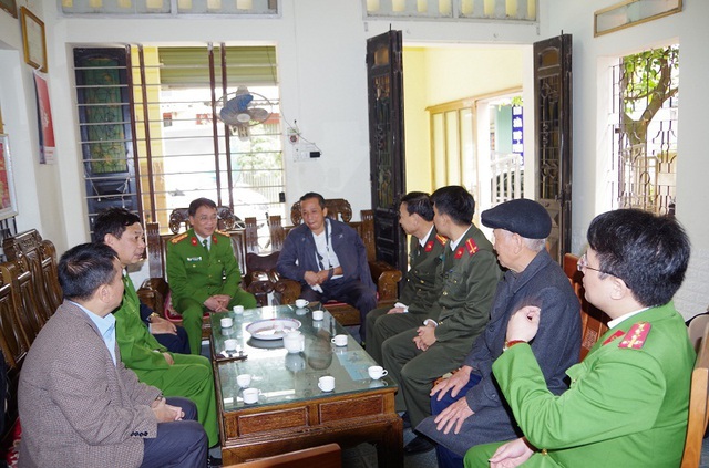 Khởi tố đối tượng xông vào trụ sở chém Trưởng, Phó Công an xã - 3 Khởi tố đối tượng xông vào trụ sở chém Trưởng, Phó Công an xã - 3