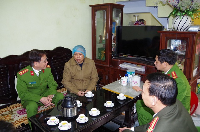 Khởi tố đối tượng xông vào trụ sở chém Trưởng, Phó Công an xã - 2 Khởi tố đối tượng xông vào trụ sở chém Trưởng, Phó Công an xã - 2