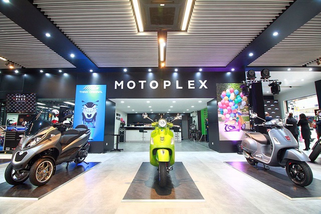 Piaggio “ghẹo’ truyền thông về Motoplex nhân ngày “Cá tháng Tư” - 1 Piaggio “ghẹo’ truyền thông về Motoplex nhân ngày “Cá tháng Tư” - 1