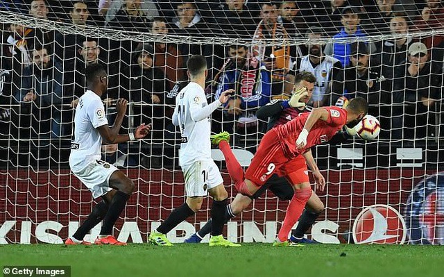 Valencia 2-1 Real Madrid: Nỗi thất vọng của HLV Zidane - 6 Valencia 2-1 Real Madrid: Nỗi thất vọng của HLV Zidane - 6