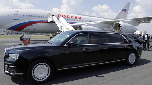Siêu xe chở Tổng thống Putin xuất hiện ấn tượng tại nhà máy Mercedes - 1