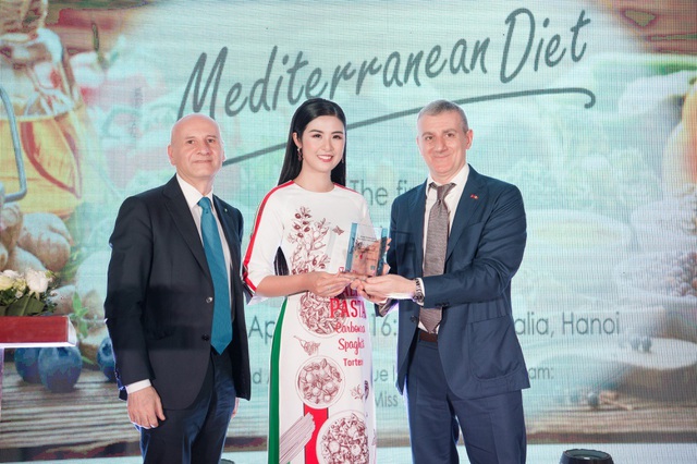 Hoa hậu Ngọc Hân được Italy phong danh hiệu Đại sứ ẩm thực - 1 Hoa hậu Ngọc Hân được Italy phong danh hiệu Đại sứ ẩm thực - 1