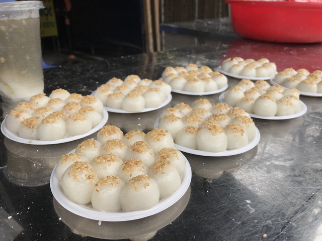 Thức thâu đêm làm bánh trôi cũng không đủ bán ngày Tết hàn thực - 2 Thức thâu đêm làm bánh trôi cũng không đủ bán ngày Tết hàn thực - 2