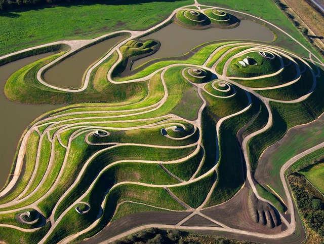 Ngọn đồi h&igrave;nh thiếu nữ khỏa th&acirc;n h&uacute;t kh&aacute;ch du lịch - 1