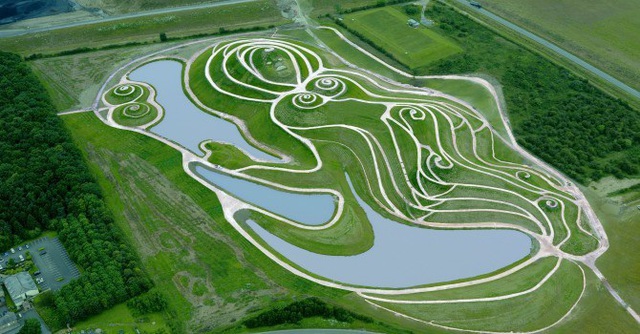 Ngọn đồi h&igrave;nh thiếu nữ khỏa th&acirc;n h&uacute;t kh&aacute;ch du lịch - 2