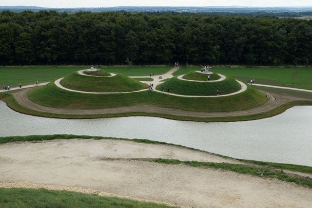 Ngọn đồi h&igrave;nh thiếu nữ khỏa th&acirc;n h&uacute;t kh&aacute;ch du lịch - 3