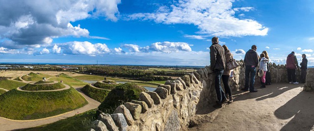 Ngọn đồi h&igrave;nh thiếu nữ khỏa th&acirc;n h&uacute;t kh&aacute;ch du lịch - 4