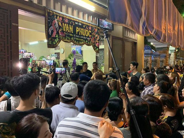 Livestream, cười cợt g&acirc;y hỗn loạn trong đ&aacute;m tang: T&agrave;n nhẫn v&agrave; thiếu văn h&oacute;a? - 1