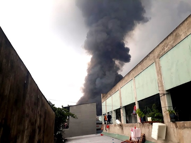 Đang cháy cực lớn trong khu công nghiệp Sóng Thần 2 - 3 Đang cháy cực lớn trong khu công nghiệp Sóng Thần 2 - 3