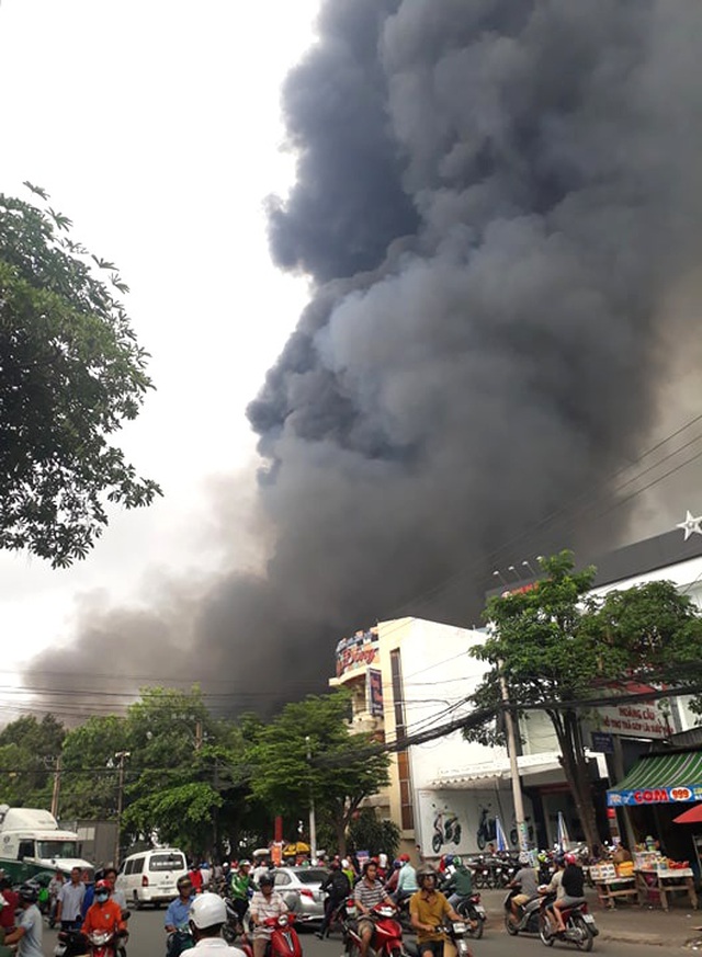 Đang cháy cực lớn trong khu công nghiệp Sóng Thần 2 - 4 Đang cháy cực lớn trong khu công nghiệp Sóng Thần 2 - 4