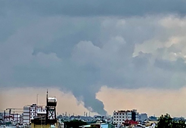 Đang cháy cực lớn trong khu công nghiệp Sóng Thần 2 - 2 Đang cháy cực lớn trong khu công nghiệp Sóng Thần 2 - 2