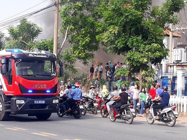 Đang cháy cực lớn trong khu công nghiệp Sóng Thần 2 - 6 Đang cháy cực lớn trong khu công nghiệp Sóng Thần 2 - 6