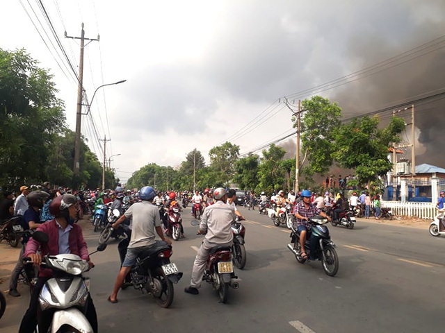 Đang cháy cực lớn trong khu công nghiệp Sóng Thần 2 - 8 Đang cháy cực lớn trong khu công nghiệp Sóng Thần 2 - 8